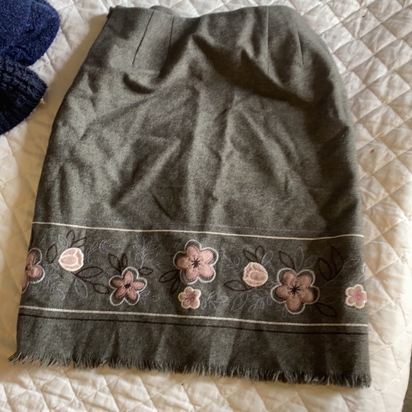 Gray flannel skirt with embroidered pink flowers 2 - Picture 4 of 5